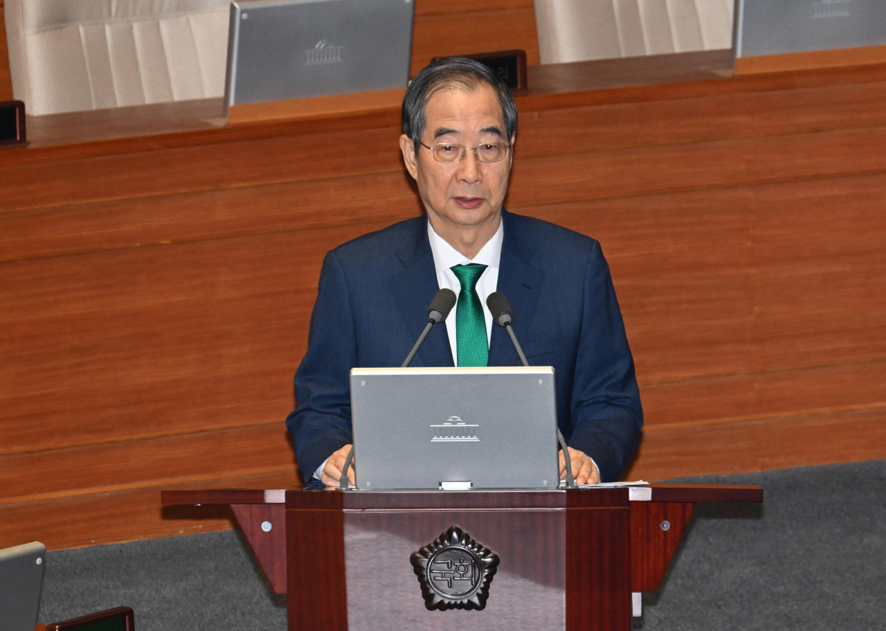 한덕수 국무총리가 국회 본회의가 열린 11일 오후 이언주 더불어민주당 의원의 경제 분야 대정부 질문에 답하고 있다. 이상섭 기자