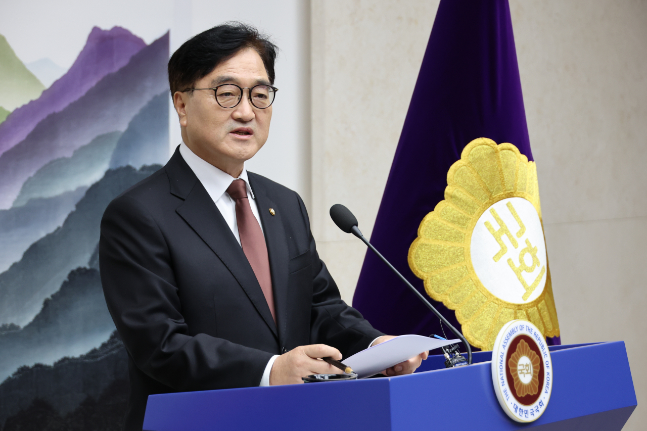 우원식 국회의장이 11일 오후 서울 여의도 국회에서 현안 관련 기자회견을 하고 있다. 우 의장은 의정 갈등 해소에 집중하기 위해 특검법 처리를 추석 이후로 미루자고 제안했다. [연합]