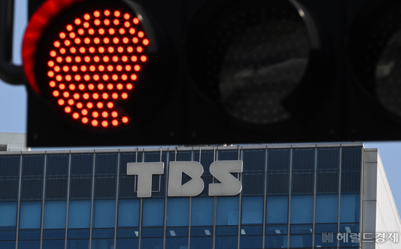 서울 마포구 상암동 TBS 사옥 인근 신호등에 빨간색 불이 켜져 있다. 임세준 기자