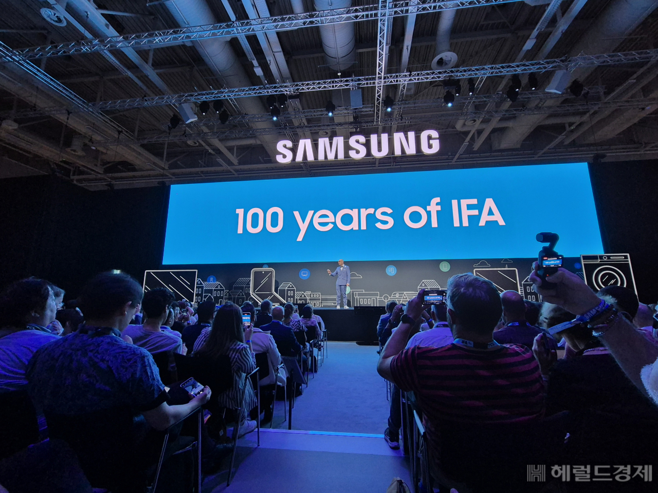 벤자민 브라운 삼성전자 구주총괄 최고마케팅책임자(CMO)가 유럽 최대 가전전시회 IFA 2024를 하루 앞둔 5일(현지시간) 삼성 프레스 콘퍼런스에서 기조연설을 하고 있다. 베를린=김현일 기자