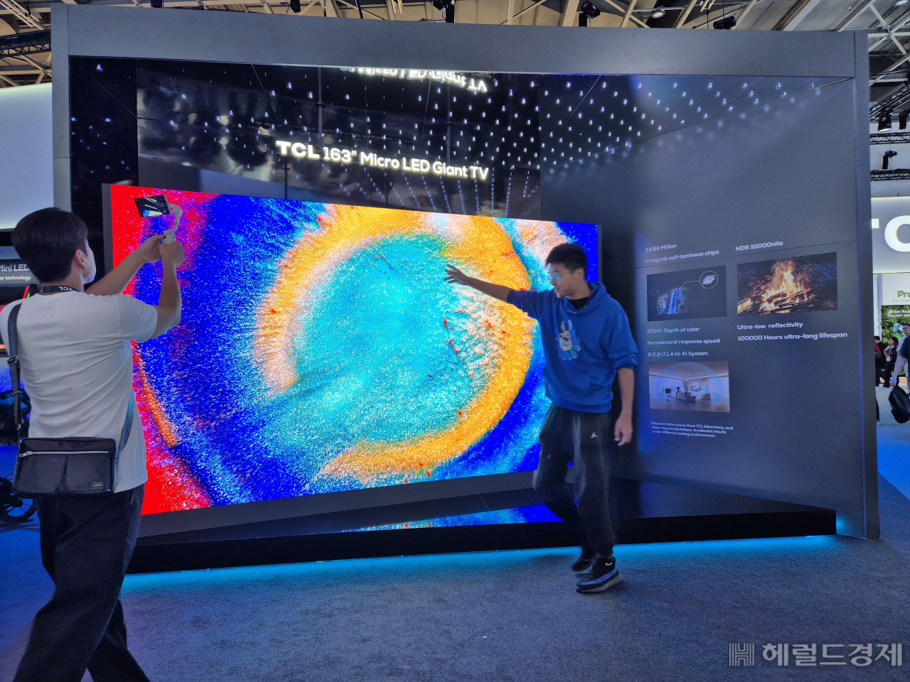 중국 TCL이 IFA 2024에서 전시한 163인치 마이크로 LED TV. 베를린=김현일 기자