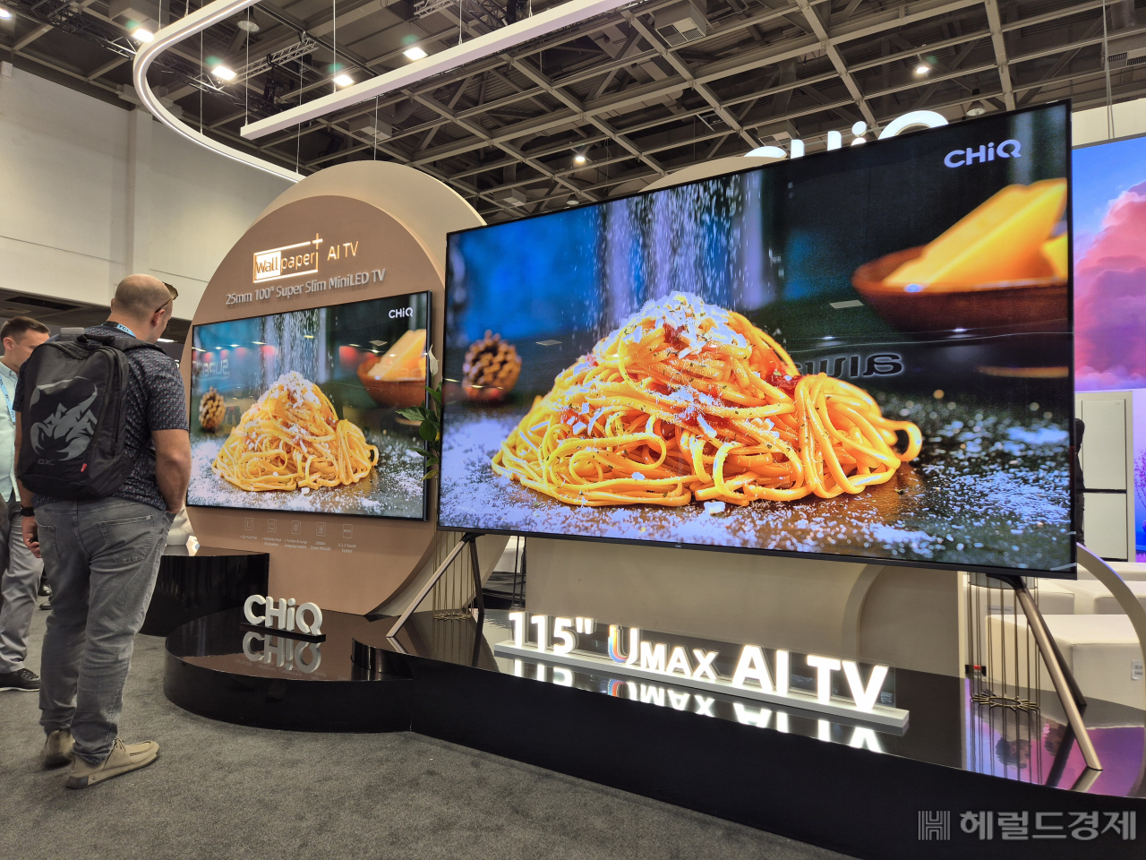 중국 창홍이 IFA 2024에서 전시한 115인치 AI TV. 베를린=김현일 기자
