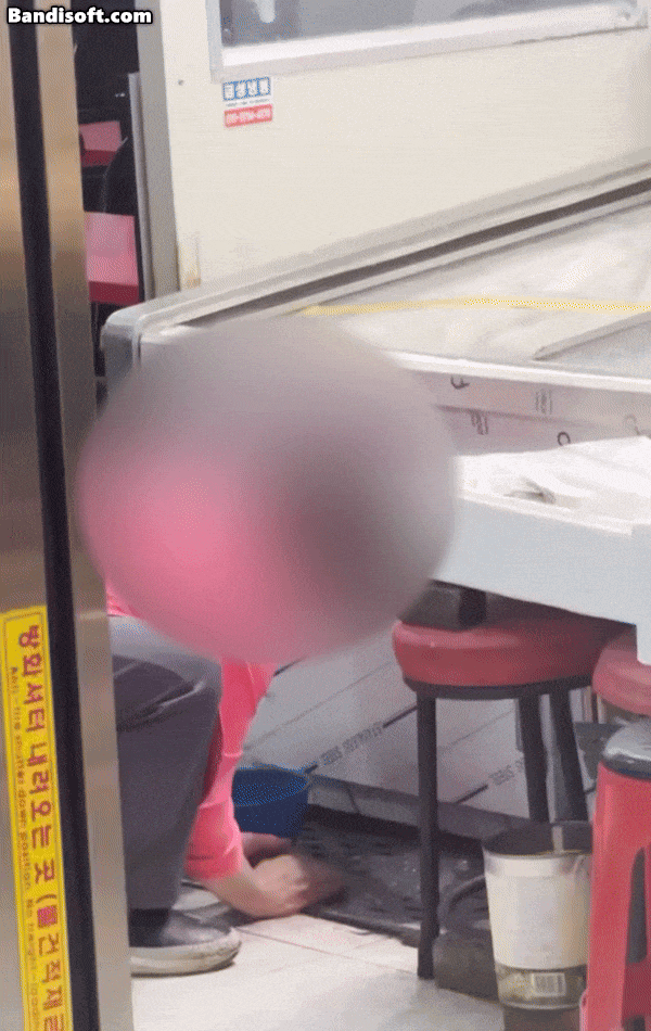 대구 서문시장의 한 생선 가게에서 버려진 얼음을 재사용하는 모습. [SNS]