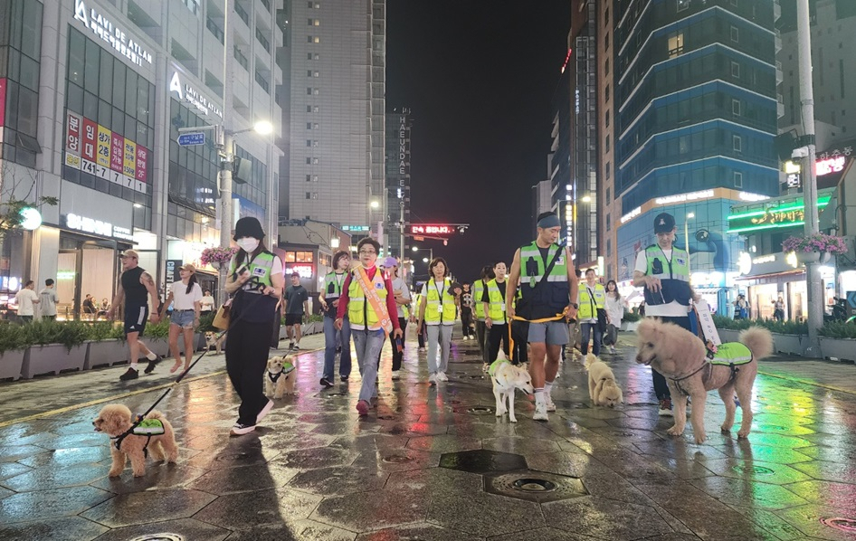'부산반려견순찰대'가 반려견과 함께 부산 해운대구 구남로 일대를 순찰하고 있다. [사진=부산시 자치경찰위원회]