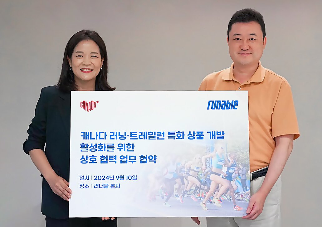이영숙(왼쪽) 캐나다관광청 한국사무소장과 류영호 러너블 대표가 캐나다 청정자연에 기반한 러닝-트레일런 상품 개발 협약을 맺고 있다.