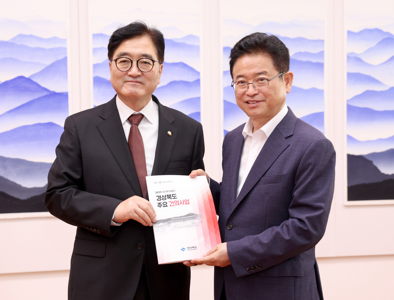 이철우 경북지사가 지난 11일 내년 경북도의 주요 국가 투자예산 건의 사업을 설명하기 위해 우원식 국회 의장을 만나고 있다.[경북도 제공]
