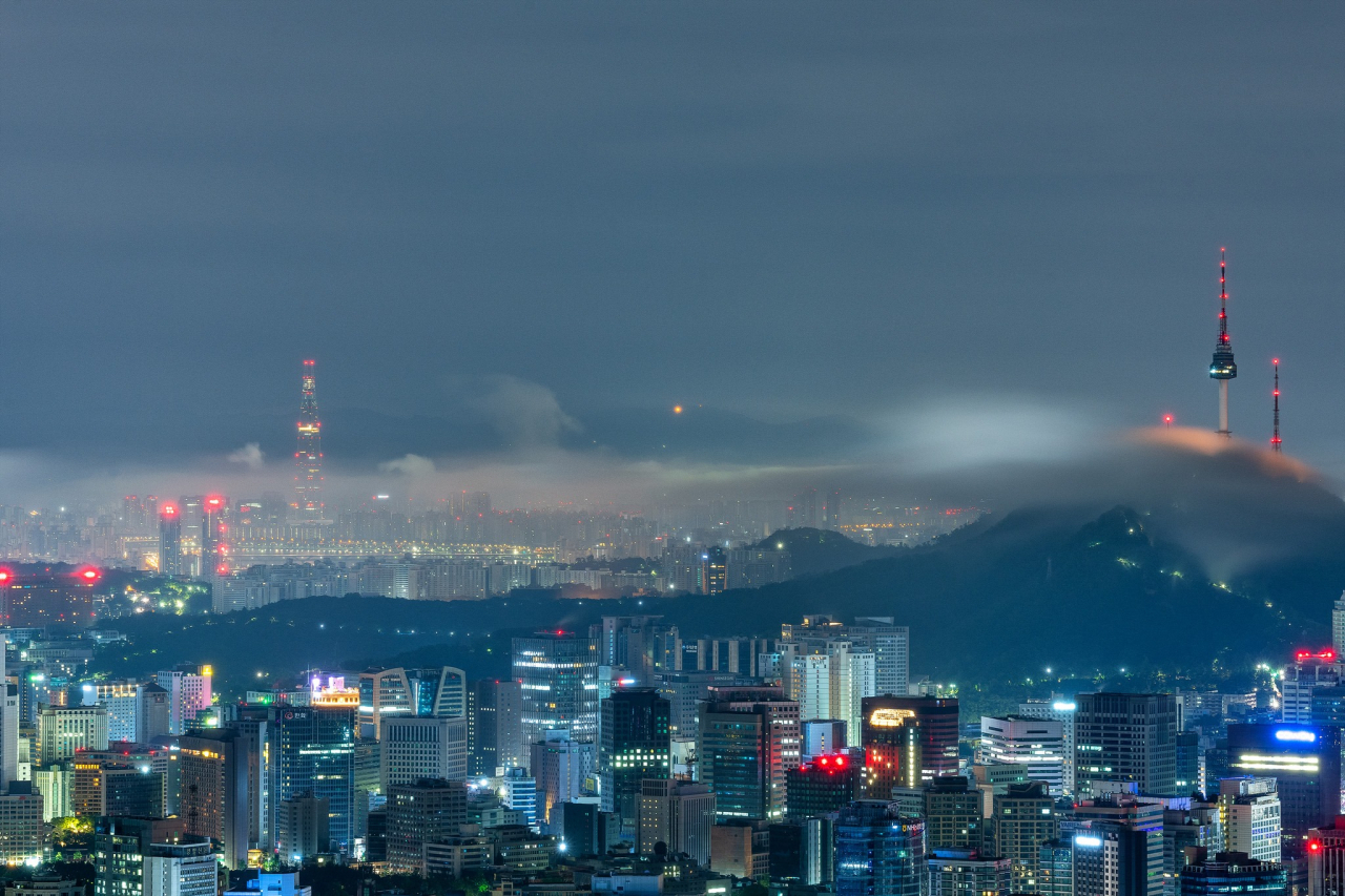 ‘N서울타워’와 ‘롯데월드’가 보이는 서울 야경 [안산에서 서대문구 관광담당 촬영]