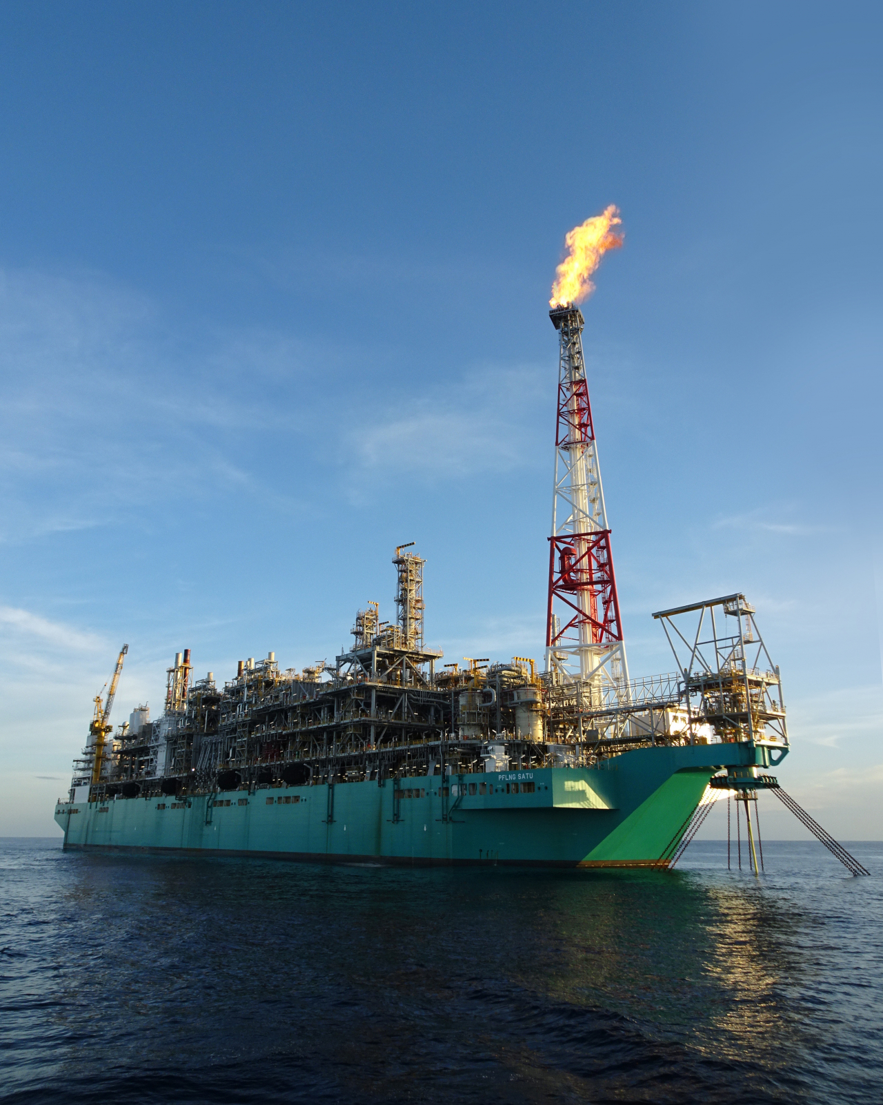 한화오션이 건조한 세계 최초의 부유식 액화천연가스 생산설비(FLNG) [한화오션 제공]
