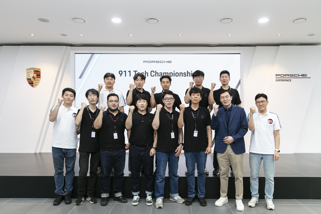 포르쉐코리아가 개최한 ‘2024 기술경진대회’에서 참가자들이 기념사진을 촬영하고 있다. [포르쉐코리아 제공]