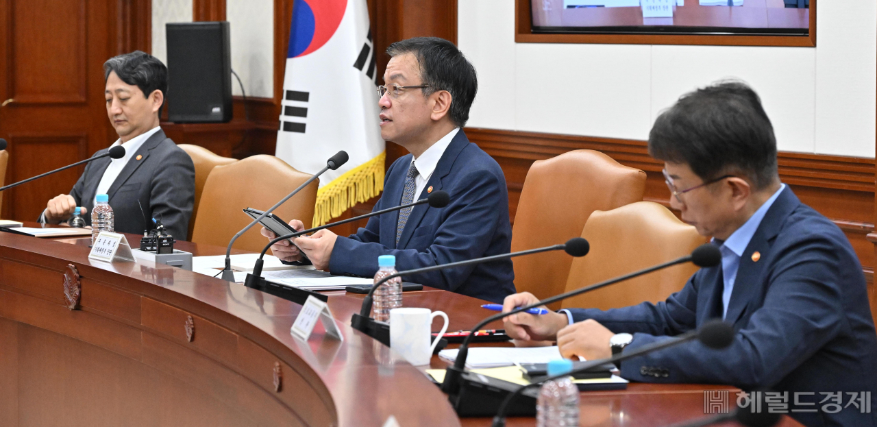 최상목(가운데) 부총리 겸 기획재정부 장관이 12일 오전 서울 종로구 정부서울청사에서 열린 경제관계장관회의에서 모두발언을 하고 있다. 임세준 기자