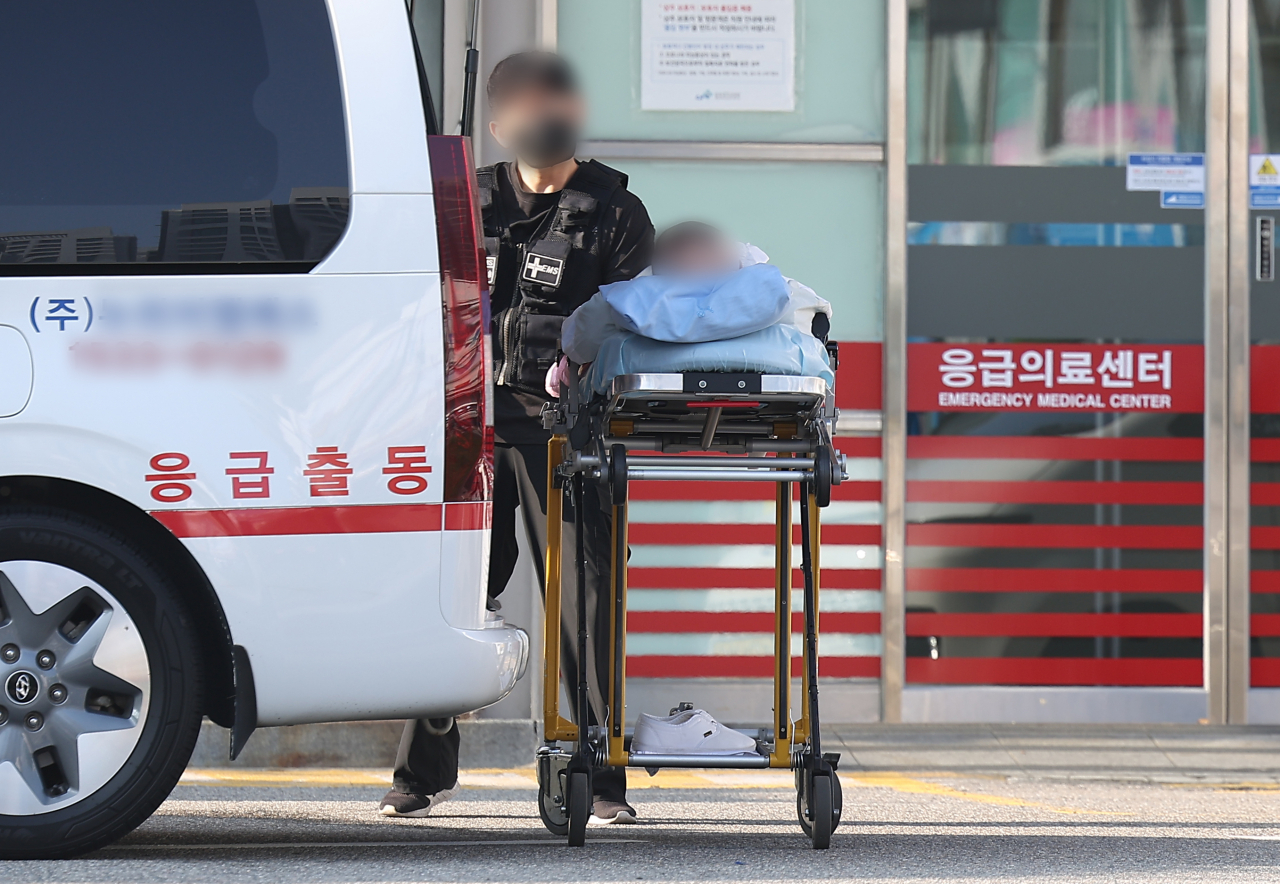 추석 연휴를 앞두고 전국 병원 곳곳이 응급실 운영에 차질을 빚고 있는 가운데 11일 오전 서울 동작구 한 대형병원 응급실 인근에서 환자가 이송되고 있다. [연합]