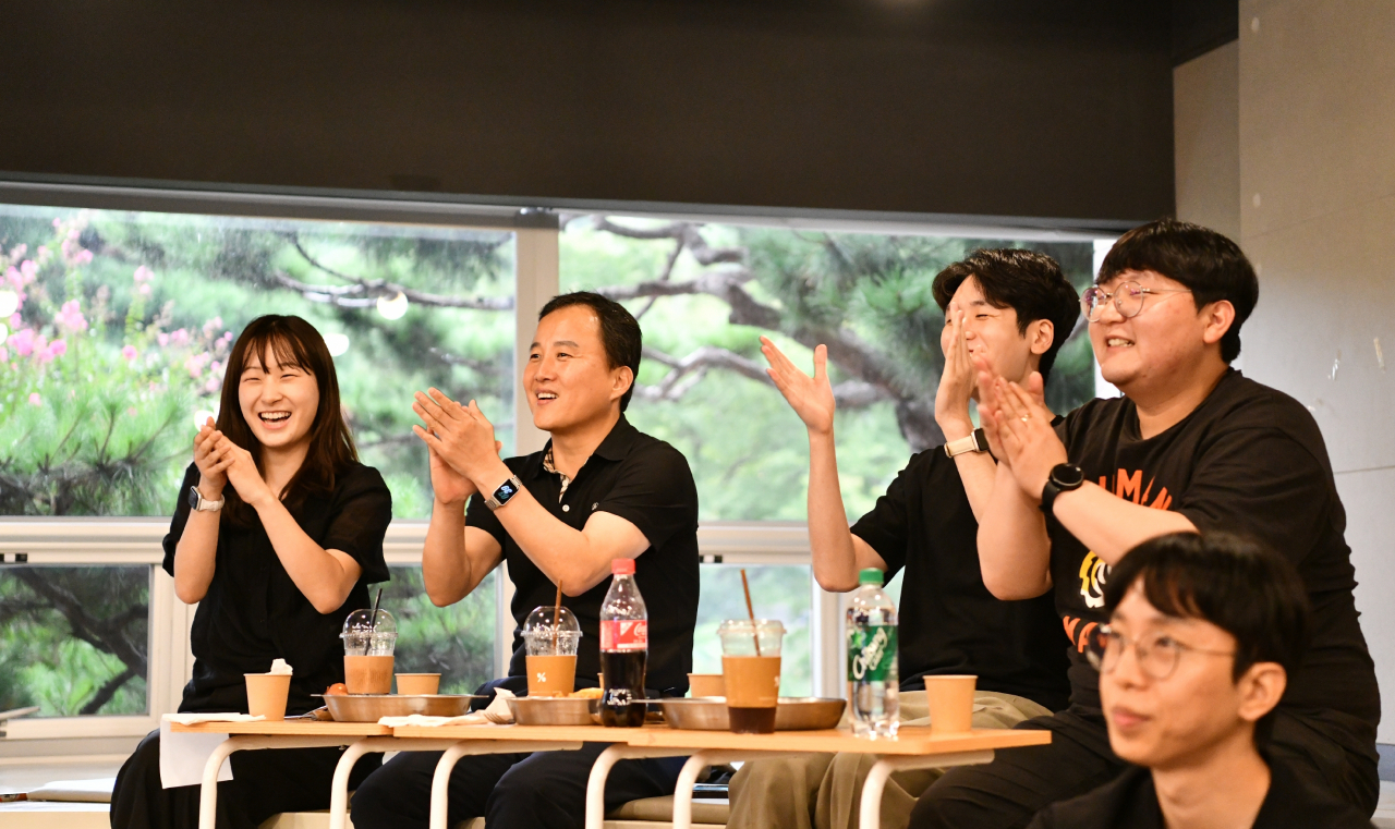 11일 포스텍 콜로세움에서 열린 포스코퓨처엠 사내 e-스포츠 대회 ‘퓨처스리그’ 결승전에서 응원석에 앉은 직원들이 경기를 펼치는 소속 부서 팀원들을 응원하고 있다. [포스코퓨처엠 제공]