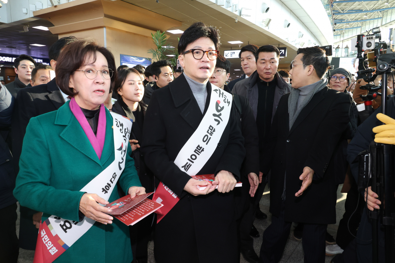 국민의힘은 서울역-민주는 용산역…추석인사도 표심따라[이런정치]