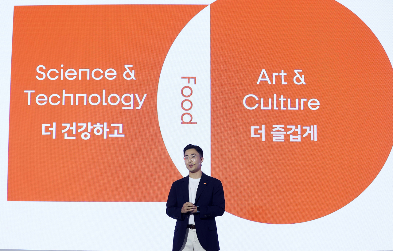 전병우 삼양라운드스퀘어 전략총괄 상무가 지난해 9월 14일 서울 종로구 누디트익선에서 열린 ‘삼양라면 출시 60주년 기념 비전 선포식’에서 미래 비전을 설명하고 있다. [삼양라운드스퀘어 제공]