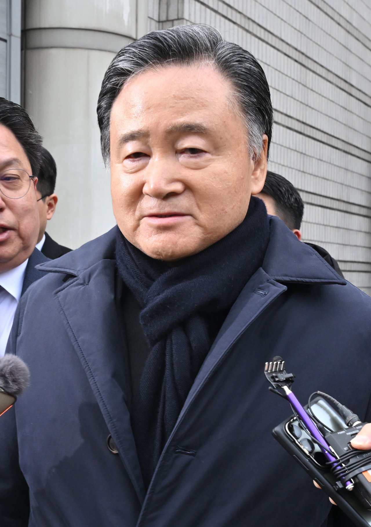 계열사 주식을 저가에 양도한 혐의로 기소된 허영인 SPC그룹 회장이 지난 2월 서울 서초구 서울중앙지법에서 열린 1심 선고공판에서 무죄 판결을 받고 법원을 나서고 있다. 사진은 기사 내용과 관계 없음. 임세준 기자.