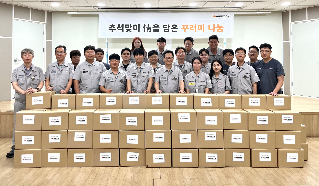 한국타이어앤테크놀로지 임직원들이 추석 선물세트 포장 봉사활동을 한 뒤 기념사진을 촬영하고 있다. [한국타이어앤테크놀로지 제공]