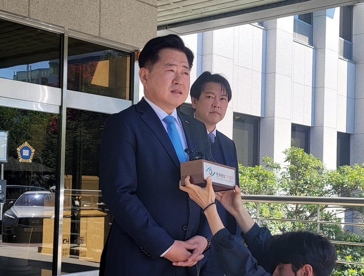 오영훈 제주지사가 지난 4월 항소심 선고 직후 기자들의 질문에 답하고 있다. [연합]
