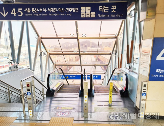 전라선과 경전선이 교차하는 거점역인 순천역 플랫폼 입구. /박대성 기자.