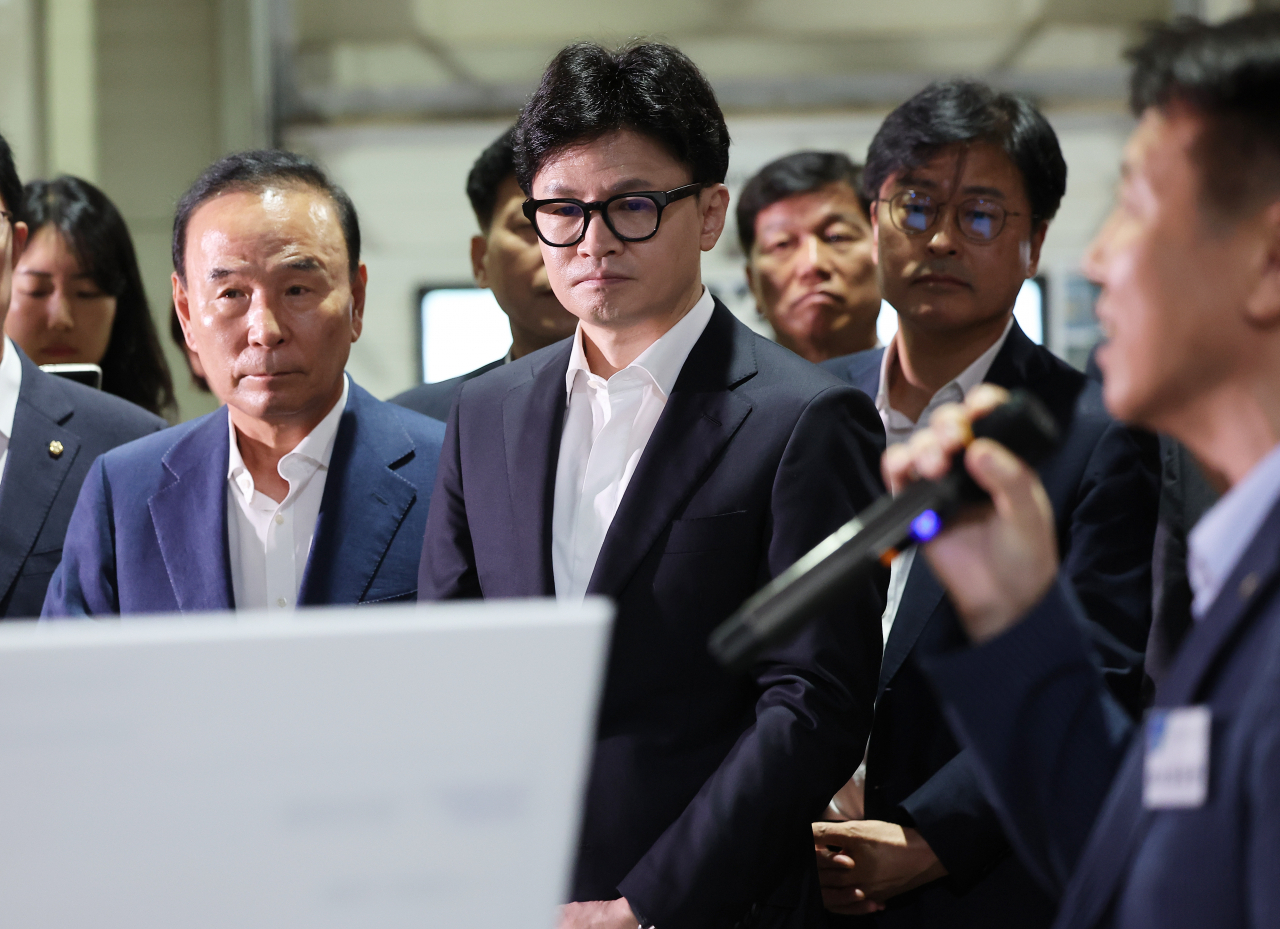 한동훈(가운데) 국민의힘 대표가 12일 오전 경기도 안성시 농협안성농식품물류센터를 둘러보고 있다. [연합]