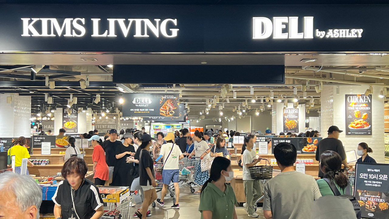 ‘델리 바이 애슐리’ 강남점에서 고객이 델리를 구매하고 있다. [이랜드킴스클럽 제공]