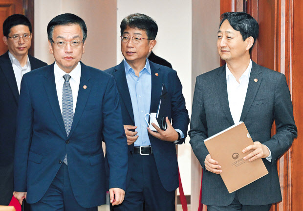 최상목(왼쪽부터) 경제부총리 겸 기획재정부 장관, 박상우 국토교통부 장관, 안덕근 산업통상자원부 장관이 12일 오전 서울 종로구 정부서울청사에서 열린 경제관계장관회의에 참석하고 있다. 임세준 기자