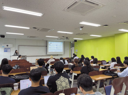 지난 6일 중앙대학교에서 포스코플로우 관계자들이 대학생들에게 오리엔테이션 수업을 진행하고 있다. [포스코 제공]