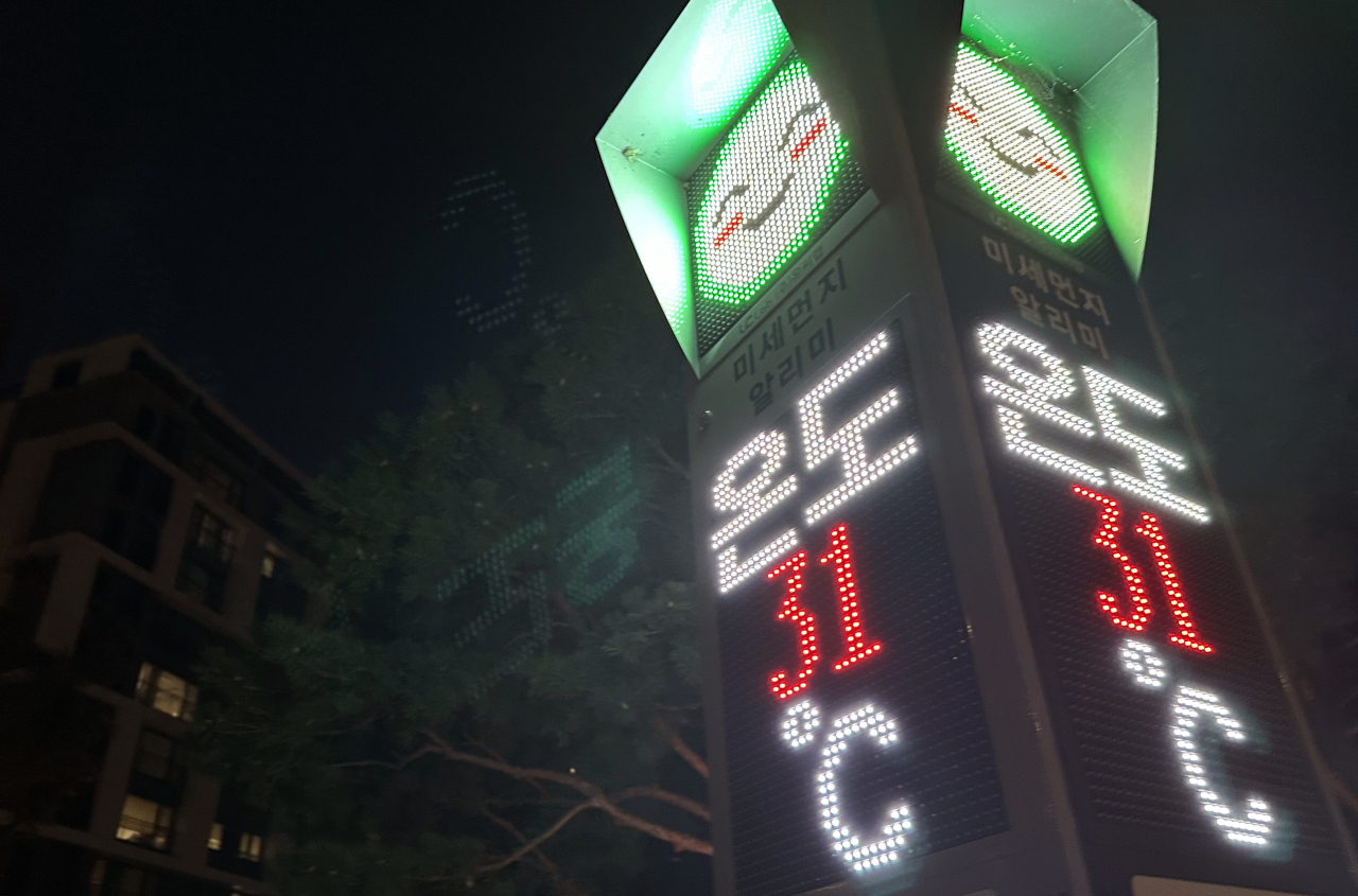 서울에 '9월 폭염경보'가 사상 처음으로 발효된 10일 오후 서울의 한 아파트 단지 미세먼지 알림판에 어스름이 내려앉은 시간 임에도 불구하고 31도를 가리키는 기온이 표시되고 있다. [연합]