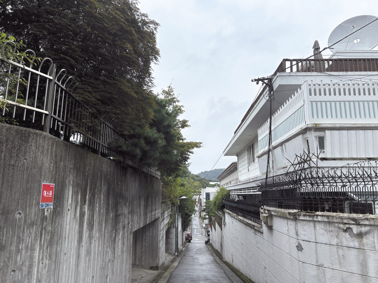 서울시 용산구 한남동 이태원로55길. 골목길을 따라가보면 각국 대사관이 있다. 정주원 기자