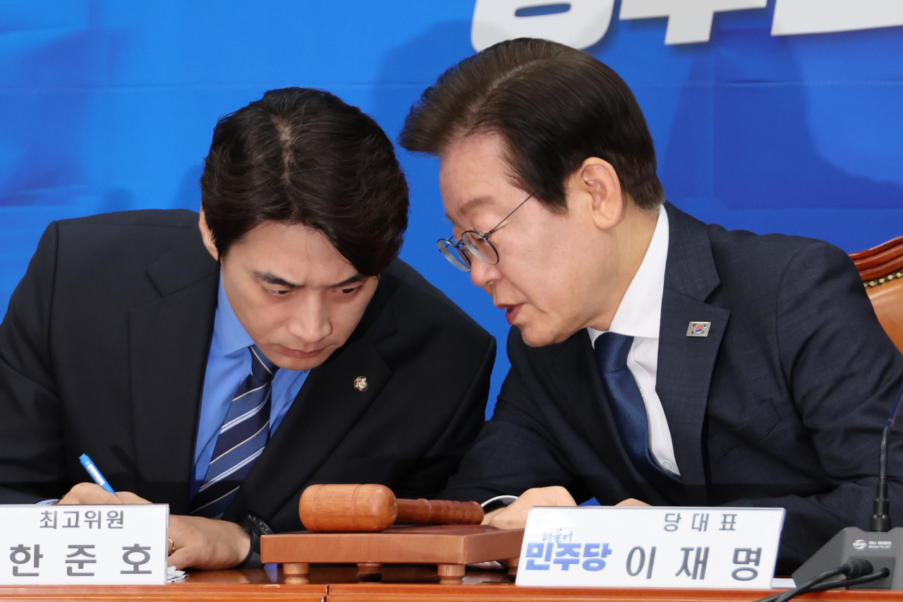더불어민주당 이재명 대표가 국회에서 열린 최고위원회의에서 한준호 최고위원과 대화하고 있다. 연합뉴스