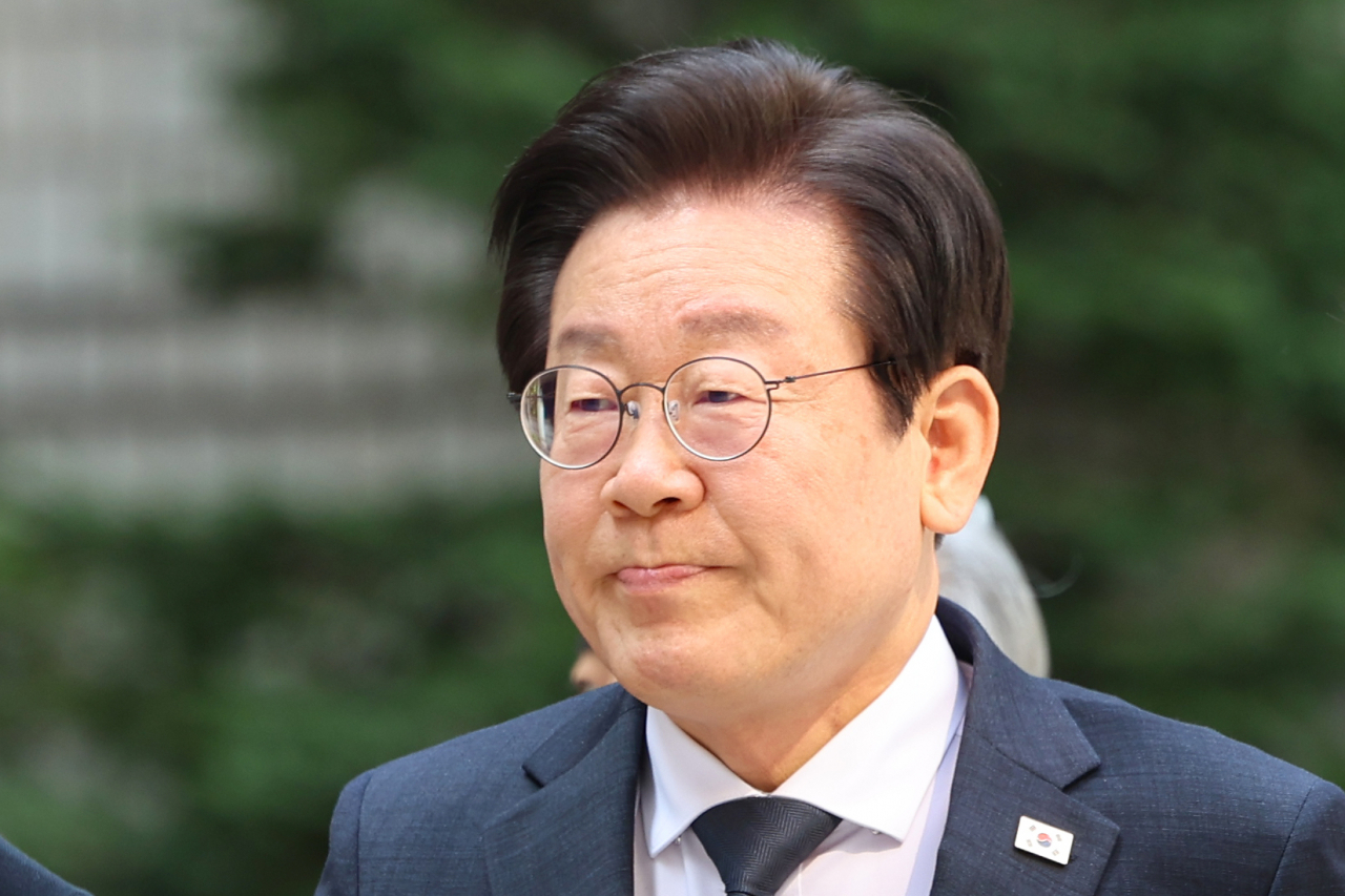 더불어민주당 이재명 대표가 10일 오전 서울 서초구 서울중앙지방법원에서 열린 '대장동 배임·성남FC 뇌물' 관련 1심 속행 공판에 출석하고 있다. [연합]