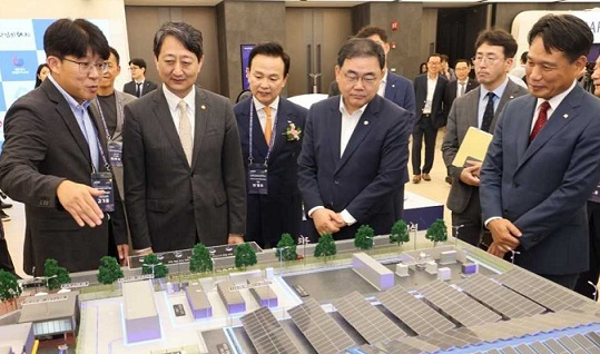 12일 서울 구로구 G타워컨벤션에서 열린 ‘대한민국 산업단지 60주년 기념식'에 참석한 안덕근 산업통상자원부 장관(왼쪽 두번째), 이계우 산업단지경영자연합회 회장(세번째), 이상훈 한국산업단지공단 이사장(맨 오른쪽) 등이 환경 에너지 발전사업에 대한 설명을 듣고 있다. 산업단지공단 제공]