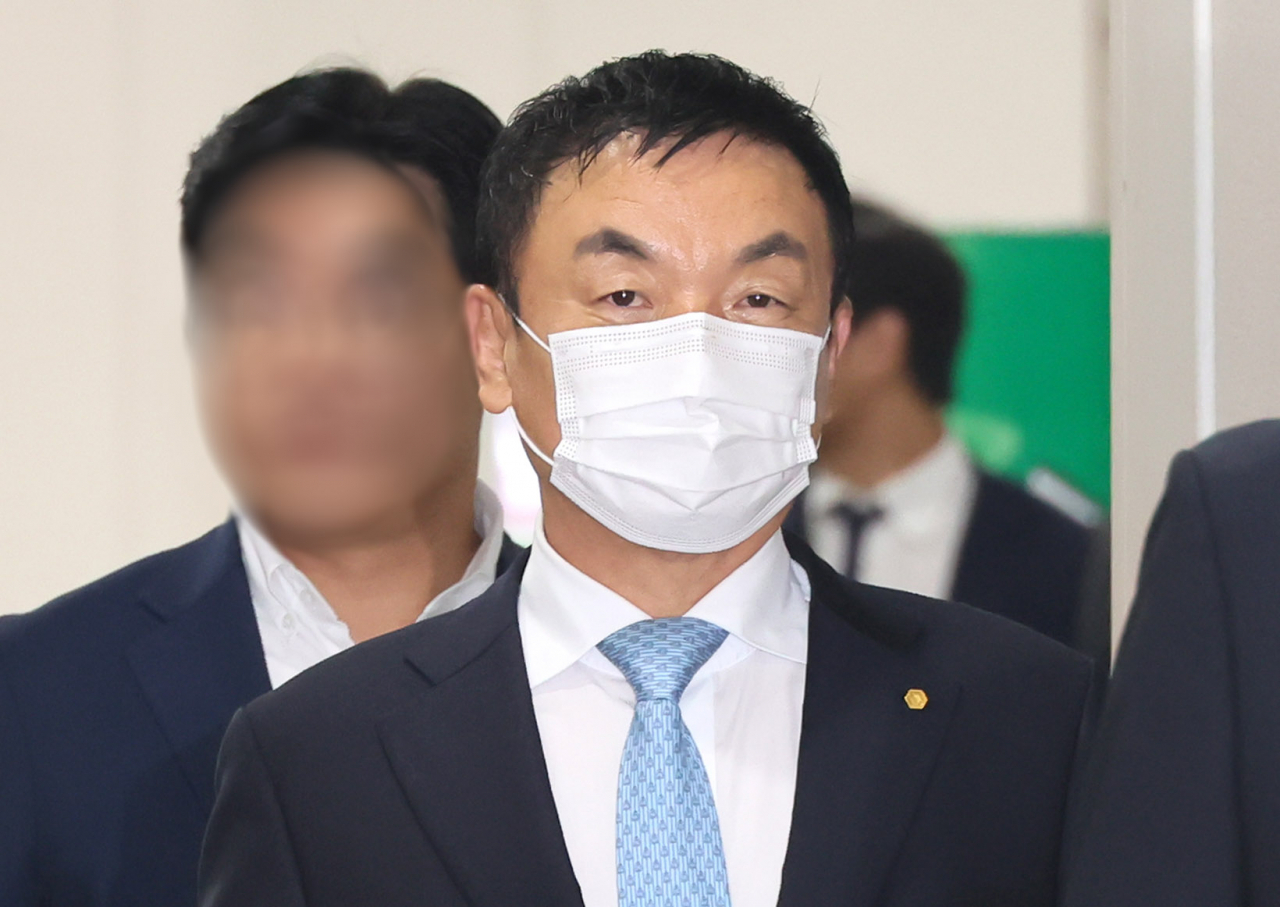 권오수 전 도이치모터스 회장이 12일 서울 서초구 서울고등법원에서 열린 '주가조작 의혹' 2심 선고 공판에 출석하고 있다. [연합]
