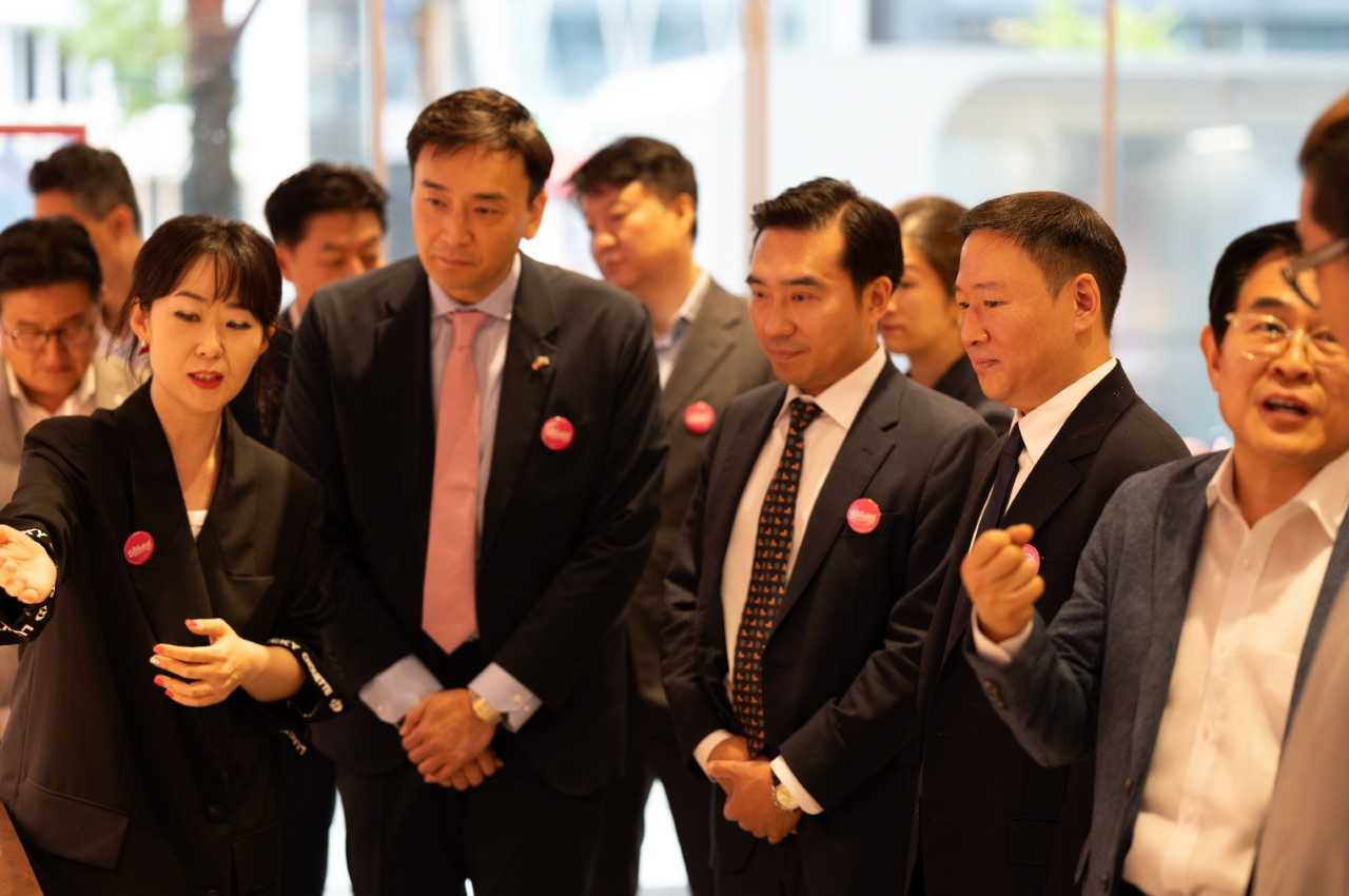 SPC그룹 비알코리아가 운영하는 던킨이 12일 진행한 ‘던킨 원더스 청담’ 오픈 행사에서 참석한 내빈들이 설명을 듣고 있다. 도세호(오른쪽부터) 비알코리아 대표, 허희수 SPC그룹 부사장, 김형수 주한미국상공회의소 이사, 제이 박 주한미국대사관 상무부 외교관, 심수연 비알코리아 던킨 마케팅실장. [SPC 제공]
