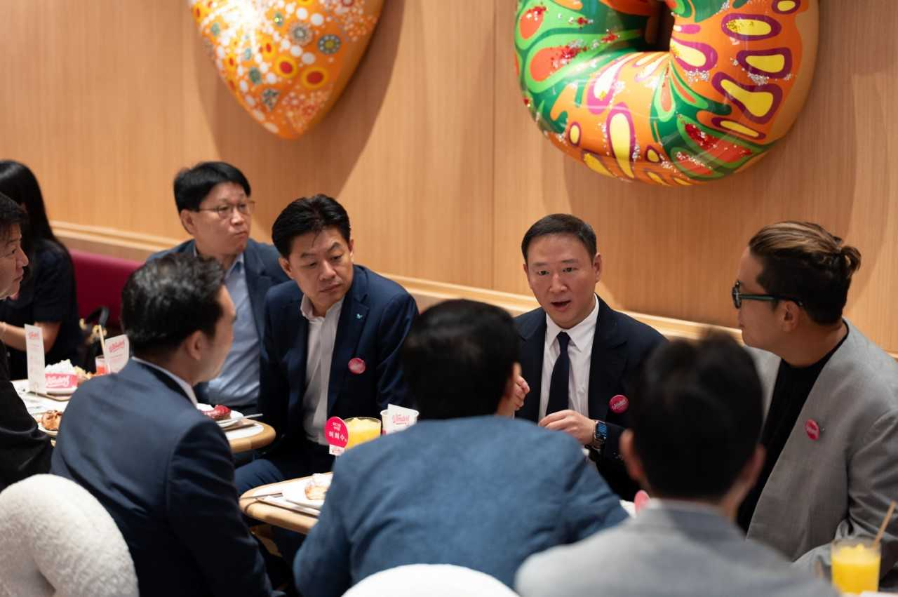 SPC그룹 비알코리아가 운영하는 던킨이 12일 진행한 ‘던킨 원더스 청담’ 오픈 행사에서 SPC그룹 허희수 부사장(가운데)이 내빈들과 함께 신제품 ‘원더스 도넛’을 시식하고 있다. [SPC 제공]