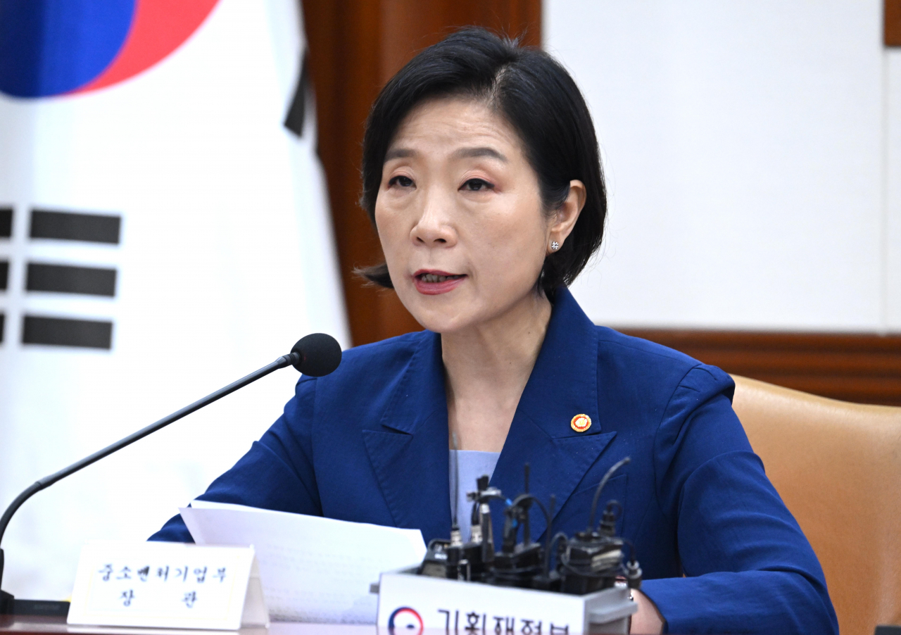 오영주 중소벤처기업부 장관이 지난달 21일 오전 서울 종로구 정부서울청사에서 열린 경제관계장관회의에서 발언을 하고 있다. 임세준 기자