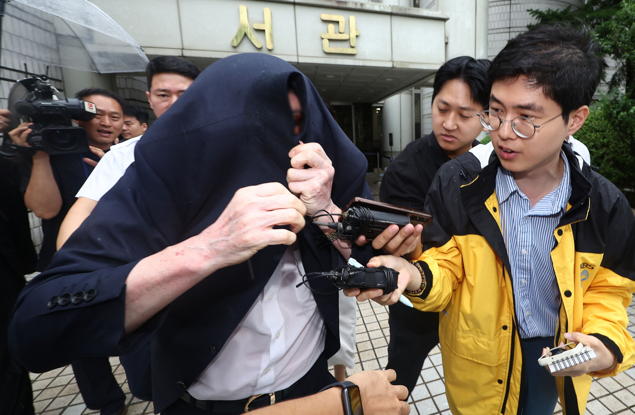 '도이치모터스 주가 조작 의혹' 사건에서 계좌가 활용된 이른바 '전주'(錢主) 손 모 씨가 12일 오후 서울 서초구 서울고등법원에서 열린 2심 선고 공판에서 징역 6개월에 집행유예 1년을 선고받은 뒤 법정을 나서고 있다. [연합]