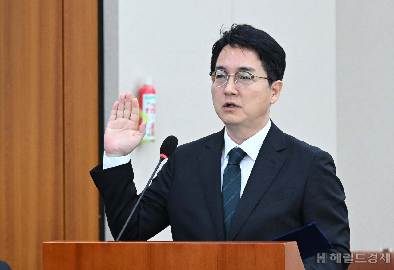 심우정 검찰총장 후보자가 3일 오전 서울 여의도 국회 법제사법위원회에서 열린 인사청문회에 참석해 선서를 하고있다. 이상섭 기자