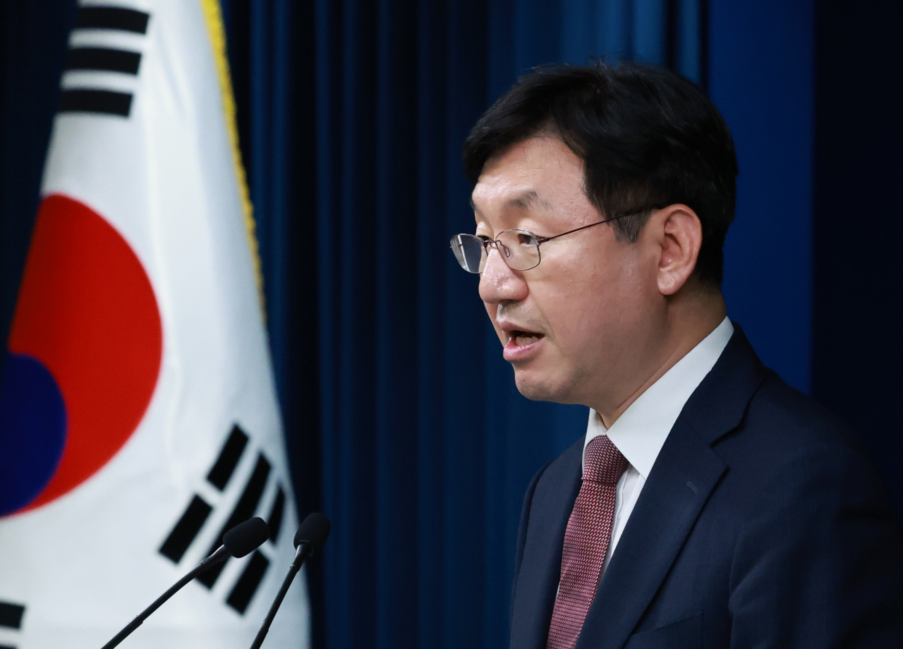 성태윤 대통령실 정책실장이 12일 서울 용산 대통령실 청사에서 원전 산업 관련 현안 브리핑을 하고 있다. [연합]