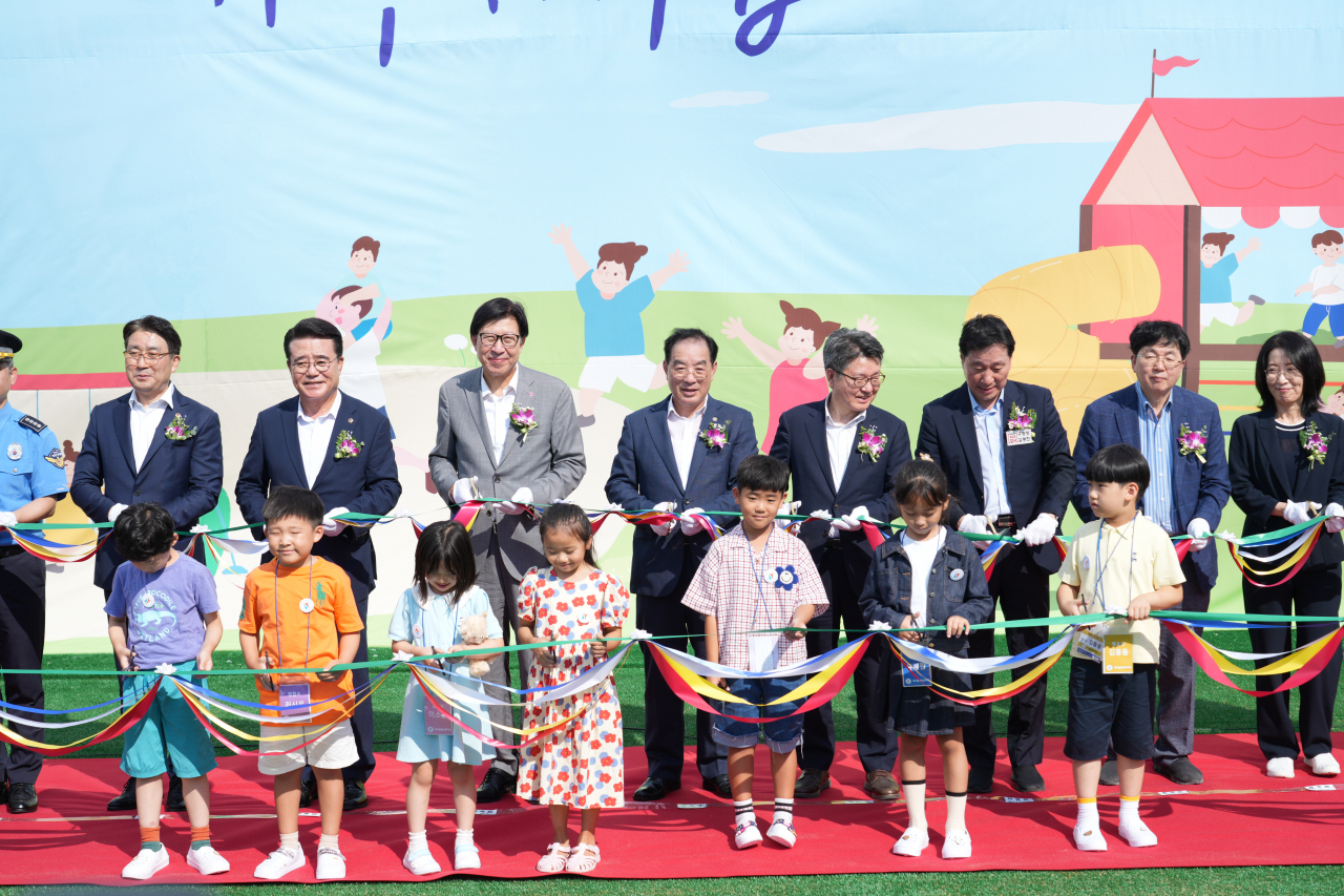 12일 부산 명지 ‘늘봄전용학교’ 개교식에서 참석자들이 테이프 커팅을 하고 있다. [사진=부산교육청]