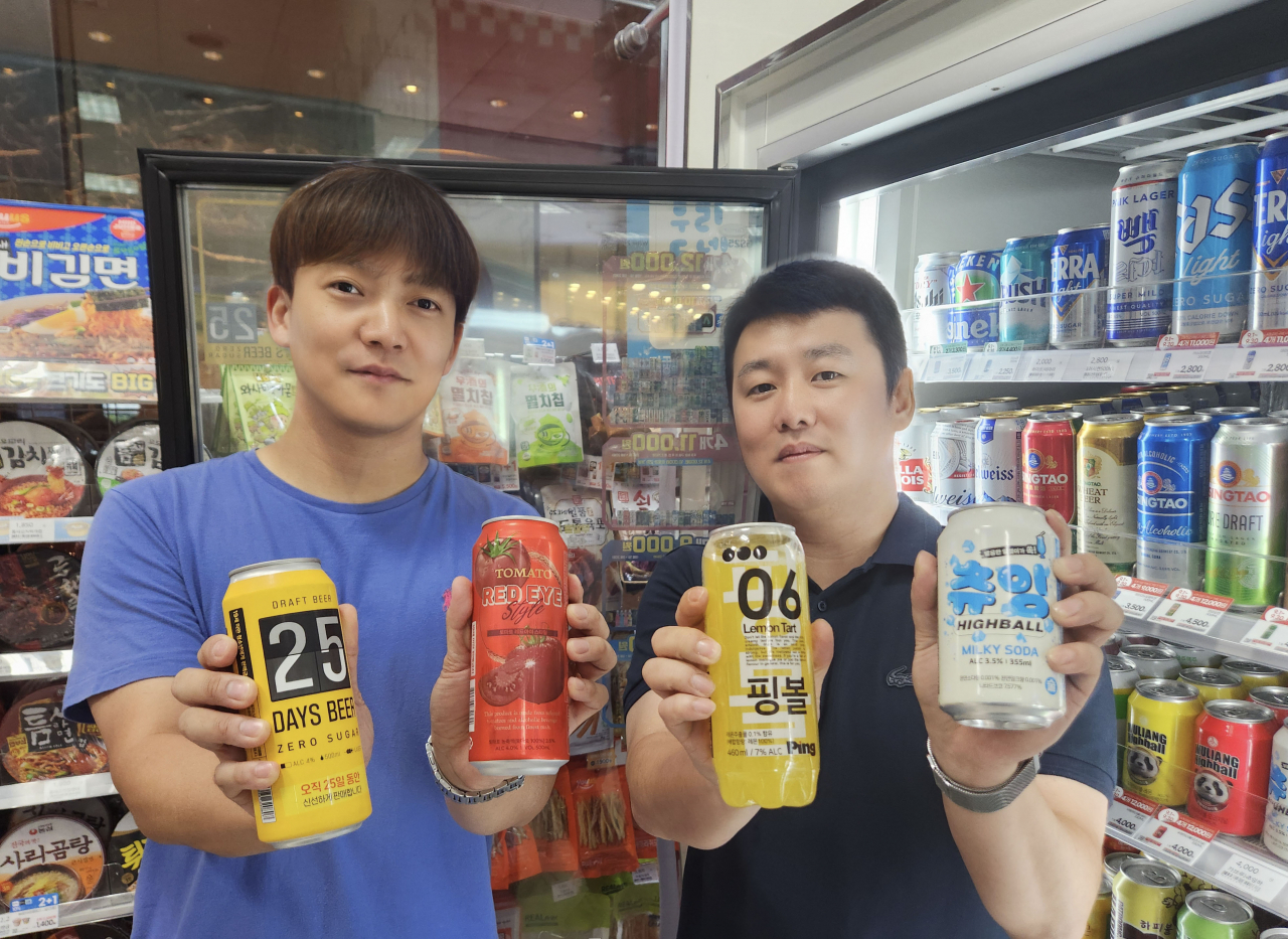 안재성(왼쪽부터) GS리테일 주류팀 맥주 기획 담당 매니저와 이하림 하이볼 기획 담당 매니저가 이색 주류 제품들을 들고 있다. [GS리테일 제공]