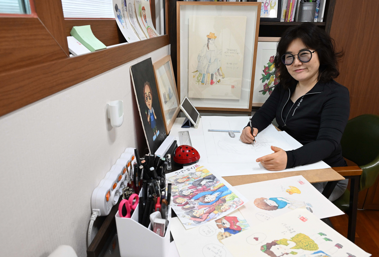 Artist Kang Joo-hye poses for a photo at her studio in Seoul. (Lee Sang-sub/The Korea Herald)