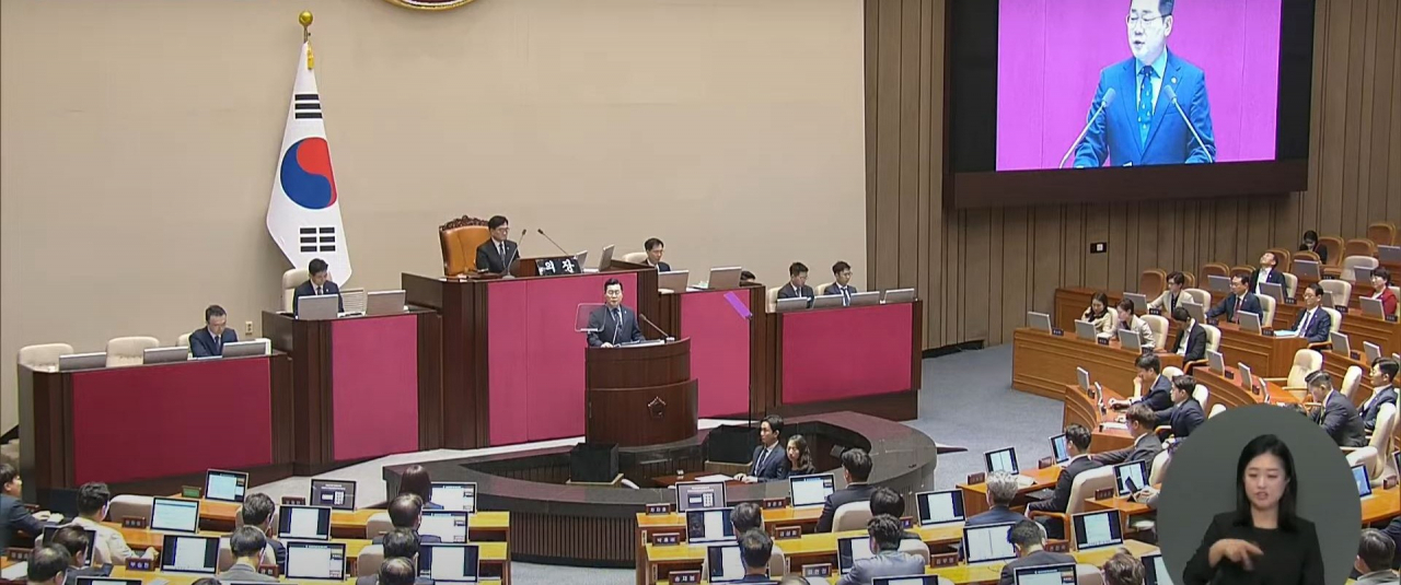 박찬대 더불어민주당 원내대표가 지난 4일 국회 본회의에서 교섭단체 대표연설을 하고 있다. 오른쪽 아래는 박지연 수여통역사. [국회방송 캡처]