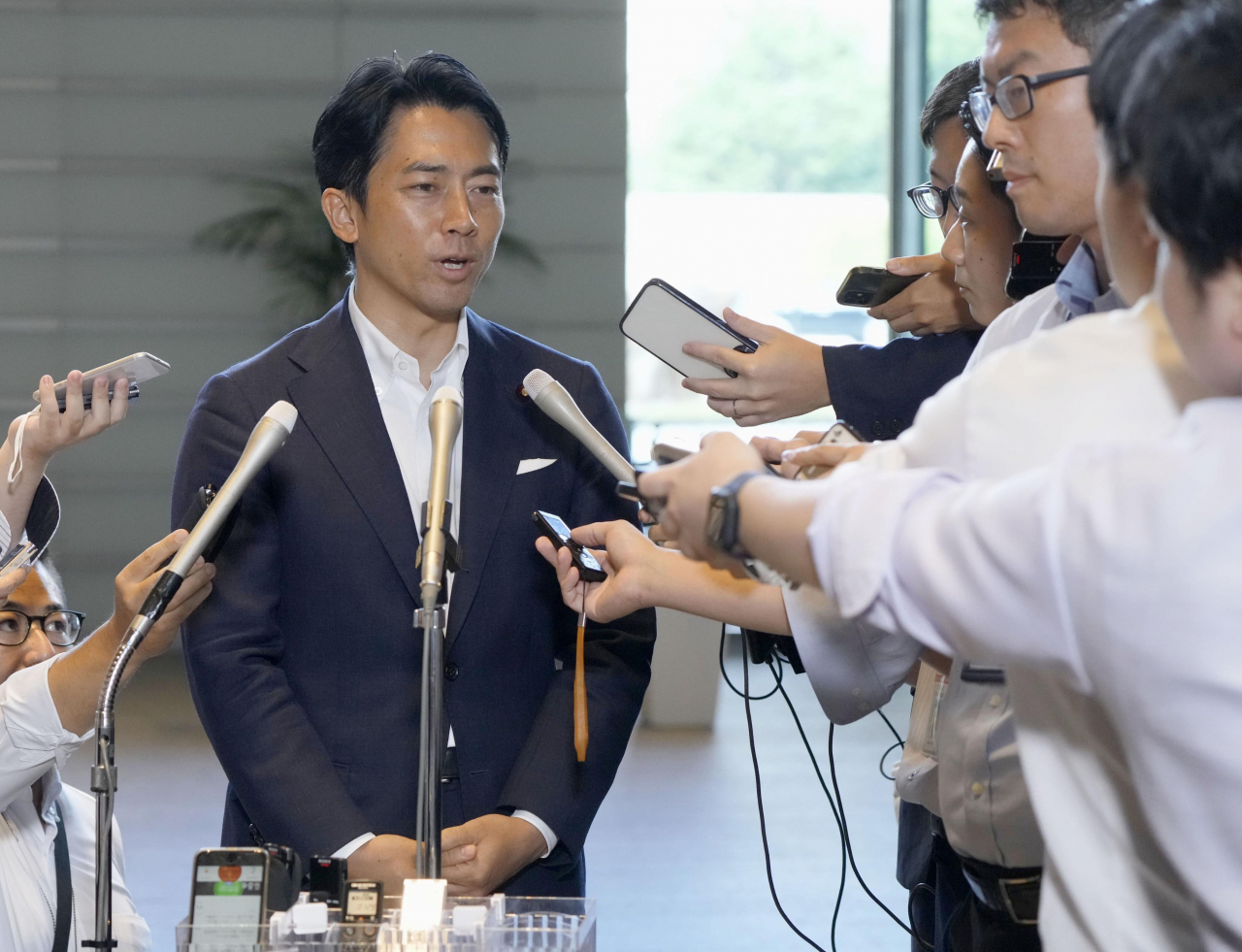 고이즈미 신지로 전 일본 환경상이 총리 관저에서 취재진 질문에 답하는 모습. [연합]