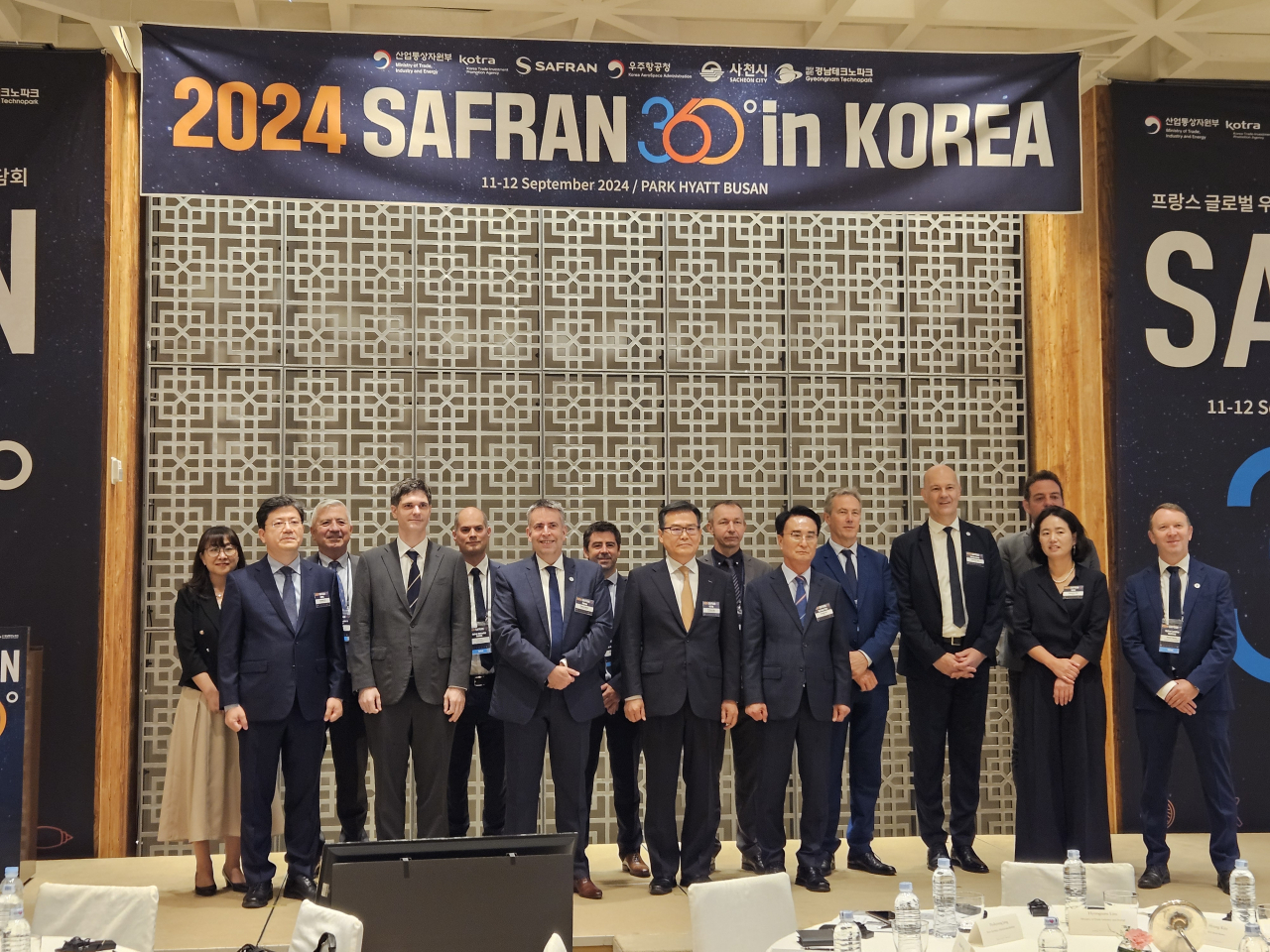 필립 바르돌 사프란 SVP(앞줄 왼쪽 세 번째), 정외영 코트라 혁신성장본부장(앞줄 왼쪽 네 번째) 등 주요 인사가 기념사진을 촬영하고 있다. [코트라 제공]