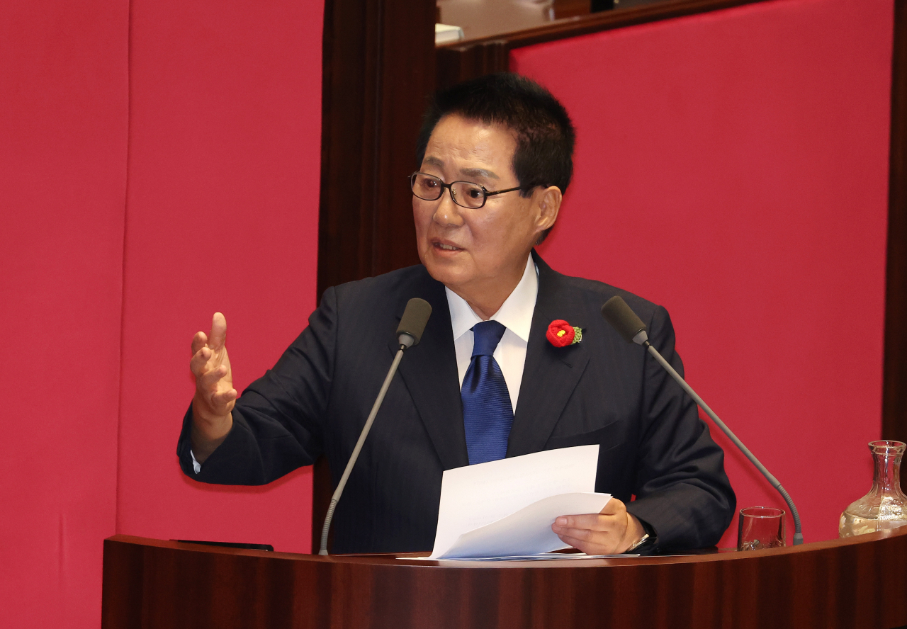 박지원 더불어민주당 의원이 지난 9일 오후 국회에서 열린 본회의에서 한덕수 국무총리에게 정치 분야 대정부 질문을 하고 있다. [연합]