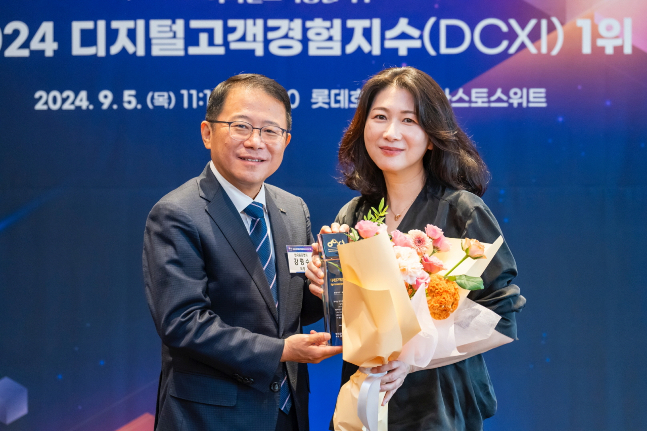 강명수(왼쪽) 한국표준협회 회장과 이보나 삼성전자 상무가 5일 서울 소공동 롯데호텔에서 진행된 ‘디지털 고객 경험지수(DCXI)’ 인증 수여식에서 기념 촬영을 하고 있다. [삼성전자 제공]