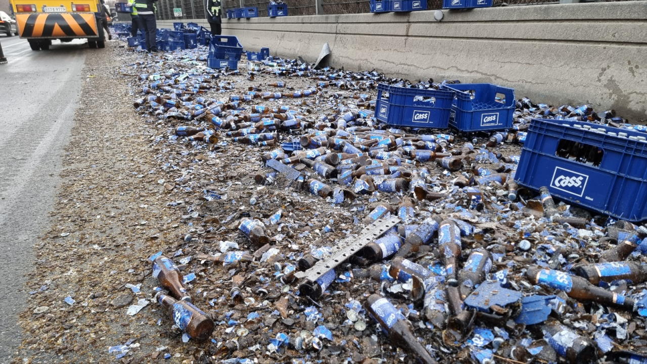 지난해 2월 20일 오전 4시 25분께 충남 공주 천안논산고속도로 천안방향 남공주IC 인근을 달리던 25t 윙바디 화물트럭에서 맥주 박스가 도로로 떨어지는 사고가 났다. 이 사고로 인명피해는 없었지만, 도로에 쏟아진 맥주병이 깨지면서 유리 파편이 도로로 튀어 차량 정체가 오전 8시 기준까지 5㎞가량 이어지고 있다. [연합]