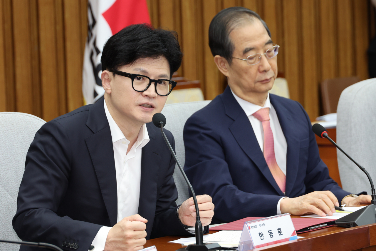한동훈(왼쪽) 국민의힘 대표가 12일 오후 서울 여의도 국회에서 열린 지역·필수의료 체계 개선을 위한 당정협의회에서 발언하고 있다. 오른쪽은 한덕수 국무총리. [연합]