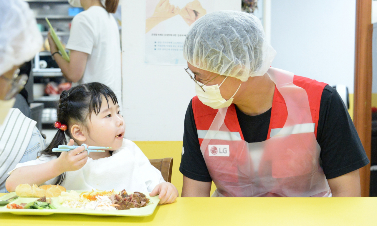 봉사활동에 참여한 LG전자 임직원이 암사재활원 소속 아동과 점심 식사를 하고 있는 모습. [LG전자 제공]