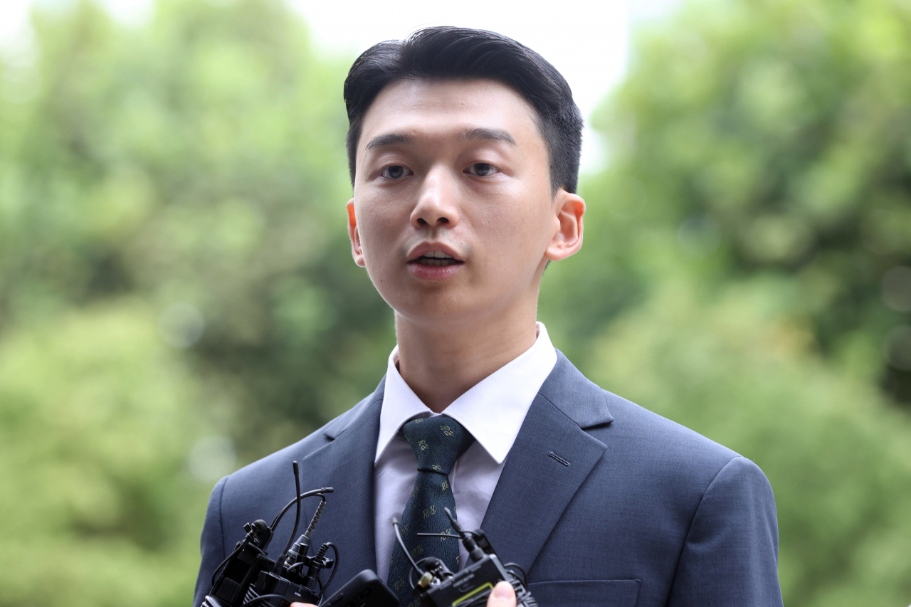 김태근 가톨릭중앙의료원 전공의 대표가 참고인 조사를 받기 위해 13일 서울 마포구 서울경찰청 공공범죄수사대에 출석하며 취재진의 질문에 답하고 있다. [연합]